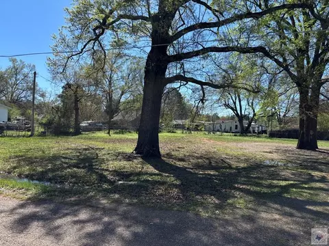 704 E Ave E Hooks Tx 75561, Hooks, TX 75561 photo 2