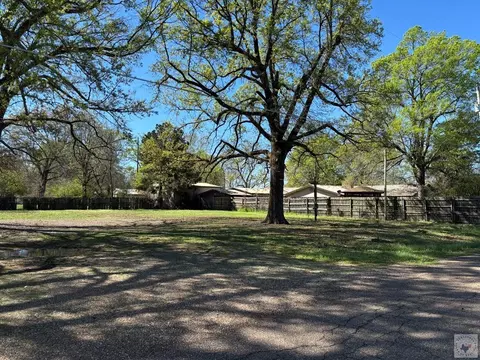 704 E Ave E Hooks Tx 75561, Hooks, TX 75561