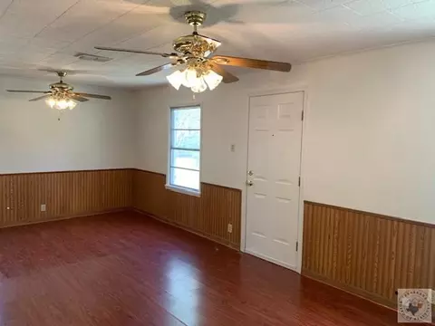 Living - 207 Marshall Hooks Tx 75561, Hooks, TX 75561 photo 1 of 3