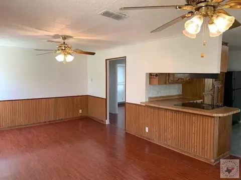 Living - 207 Marshall Hooks Tx 75561, Hooks, TX 75561 photo 3 of 3