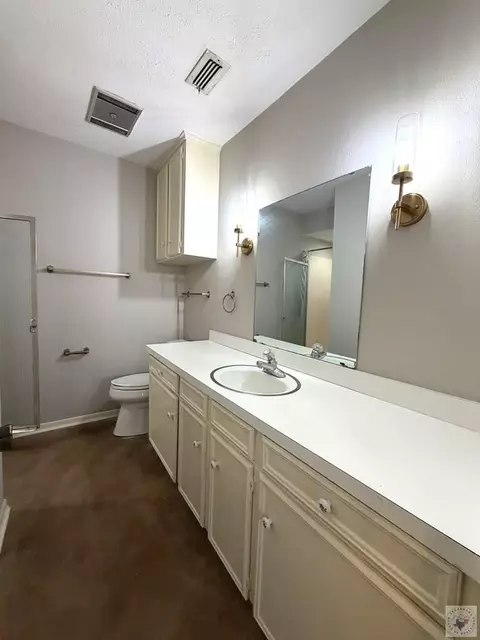 Bath - 300 E 20th Texarkana Ar 71854, Texarkana, AR 71854 photo 7 of 9