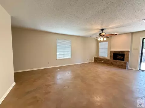 Living - 300 E 20th Texarkana Ar 71854, Texarkana, AR 71854 photo 3 of 4