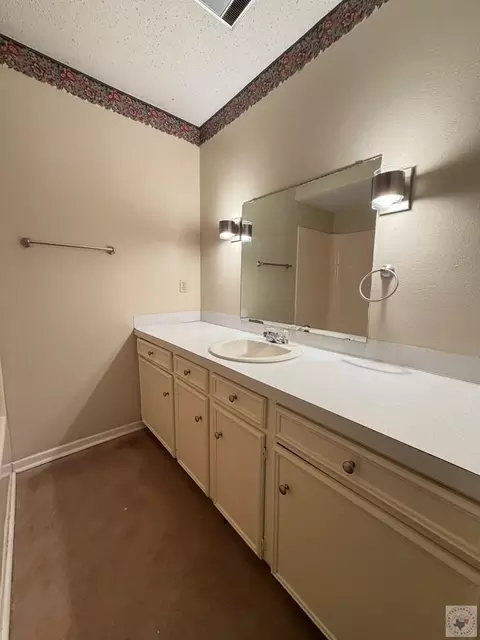 Bath - 300 E 20th Texarkana Ar 71854, Texarkana, AR 71854 photo 4 of 9