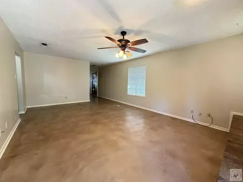 Living - 300 E 20th Texarkana Ar 71854, Texarkana, AR 71854 photo 4 of 4