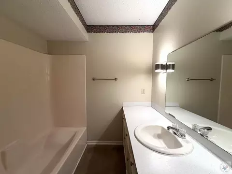 Bath - 300 E 20th Texarkana Ar 71854, Texarkana, AR 71854 photo 5 of 9