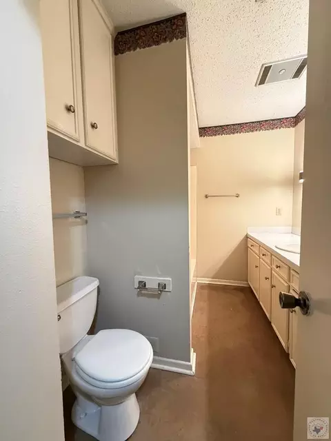Bath - 300 E 20th Texarkana Ar 71854, Texarkana, AR 71854 photo 3 of 9