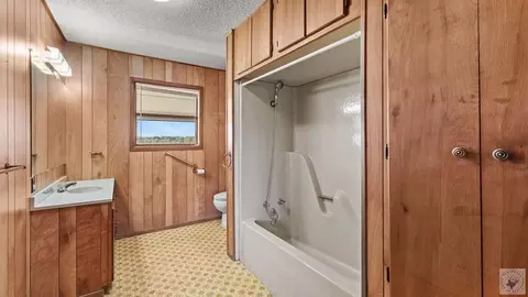 Bath - 1608 Goodwin Rd Hooks Tx 75561, Hooks, TX 75561 photo 2 of 3