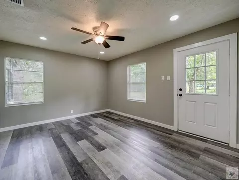 Living - 6 Reed Cir Hooks Tx 75561, Hooks, TX 75561 photo 2 of 3