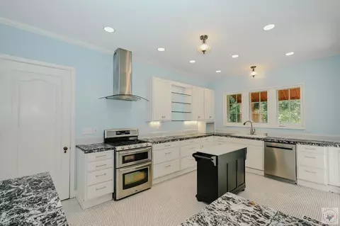 Kitchen - 904 E 12th St Texarkana Ar 71854, Texarkana, AR 71854 photo 2 of 3