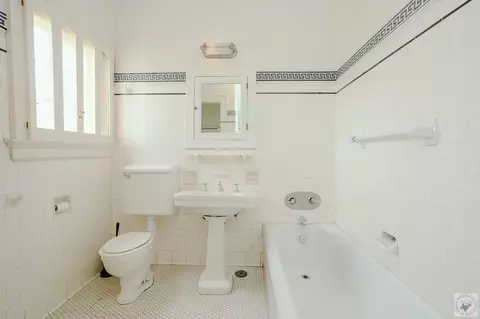 Bath - 904 E 12th St Texarkana Ar 71854, Texarkana, AR 71854 photo 2 of 5