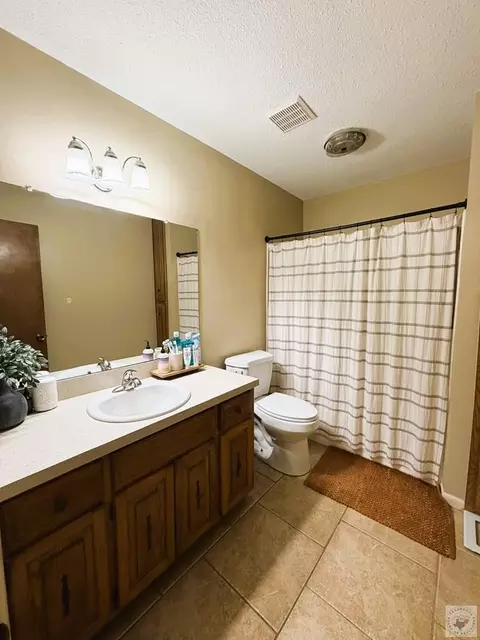 Bath - 1121-1123 E 18th Texarkana Ar 71854, Texarkana, AR 71854 photo 1 of 2