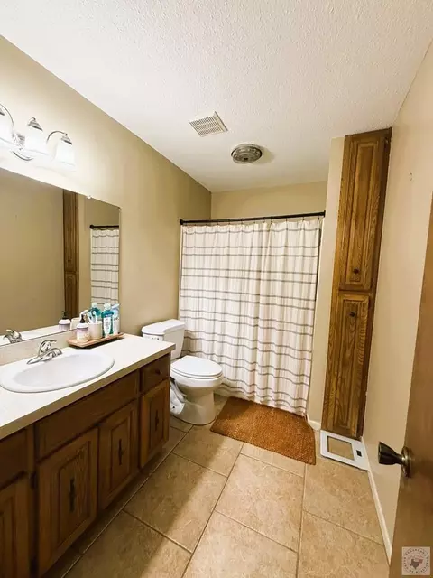 Bath - 1121-1123 E 18th Texarkana Ar 71854, Texarkana, AR 71854 photo 2 of 2
