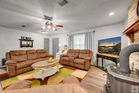 Living - 4512 Fm 114 Avery Tx 75554, Avery, TX 75554 photo 4 of 5