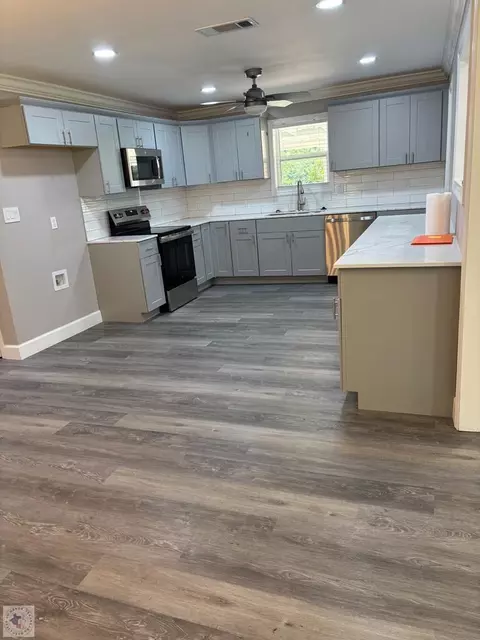 Kitchen - 170 Manning Rd Hooks Tx 75561, Hooks, TX 75561 photo 2 of 3