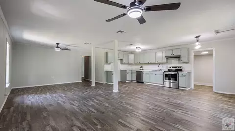 Living - 13 Meade Pl Hooks Tx 75561, Hooks, TX 75561 photo 3 of 5