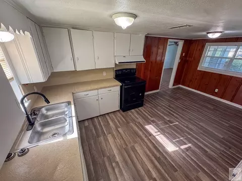 Kitchen - 801 E 12th St Hooks Tx 75561, Hooks, TX 75561 photo 1 of 2