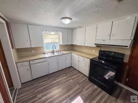 Kitchen - 801 E 12th St Hooks Tx 75561, Hooks, TX 75561 photo 2 of 2