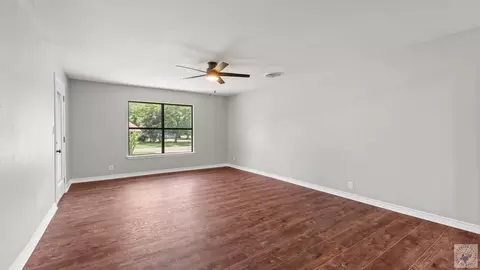 Living - 101 Roosevelt Hooks Tx 75561, Hooks, TX 75561 photo 2 of 3