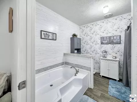 Bath - 116 E Ave G Hooks Tx 75561, Hooks, TX 75561 photo 1 of 5