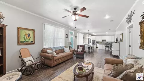 Living - 204 Main St Hooks Tx 75561, Hooks, TX 75561 photo 2 of 3