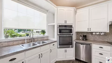 Kitchen - 204 Main St Hooks Tx 75561, Hooks, TX 75561 photo 4 of 5
