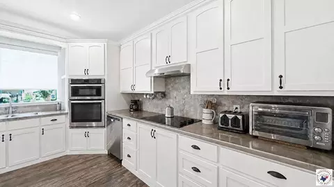 Kitchen - 204 Main St Hooks Tx 75561, Hooks, TX 75561 photo 3 of 5