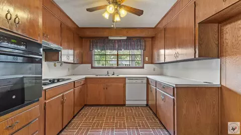 Kitchen - 14 Regency Texarkana Ar 71854, Texarkana, AR 71854 photo 2 of 4