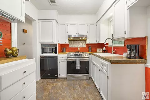Kitchen - 1518 E 48th Texarkana Ar 71854, Texarkana, AR 71854 photo 4 of 5