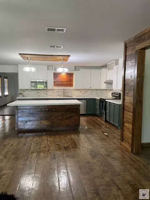 Kitchen - 6103 Old Post Rd Texarkana Ar 71854, Texarkana, AR 71854 photo 1 of 2