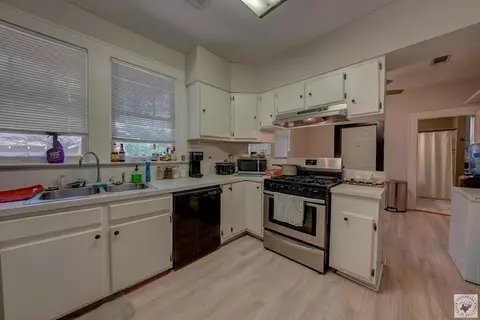 Kitchen - 1300 Grand Texarkana Ar 71854, Texarkana, AR 71854 photo 1 of 1