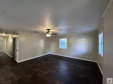 Living - 1508 Pecan Texarkana Ar 71854, Texarkana, AR 71854 photo 2 of 7