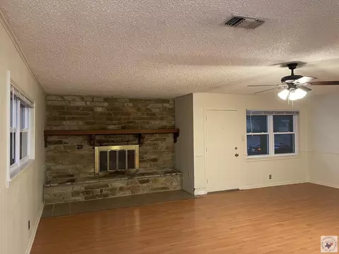 Living - 1508 Pecan Texarkana Ar 71854, Texarkana, AR 71854 photo 5 of 7