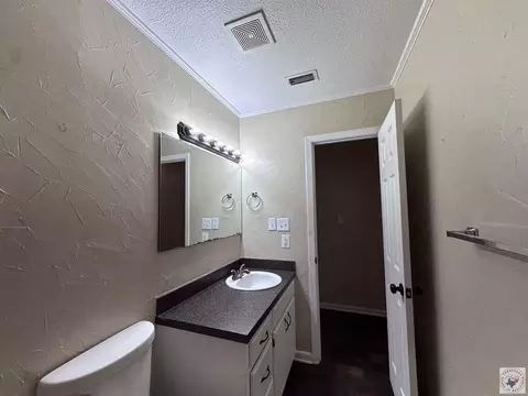 Bath - 1508 Pecan Texarkana Ar 71854, Texarkana, AR 71854 photo 2 of 6
