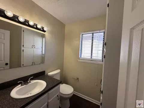 Bath - 1508 Pecan Texarkana Ar 71854, Texarkana, AR 71854 photo 4 of 6