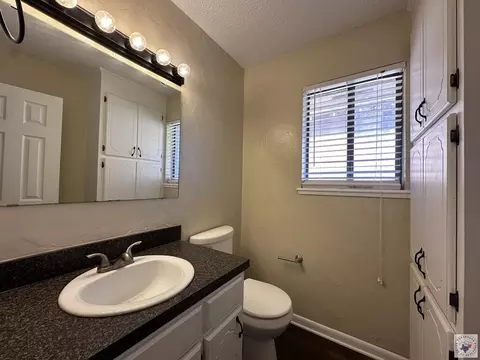 Bath - 1508 Pecan Texarkana Ar 71854, Texarkana, AR 71854 photo 3 of 6