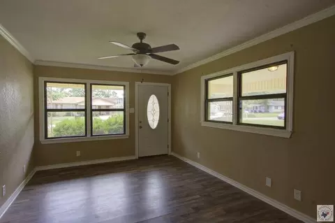Living - 3402 Cherry Texarkana Ar 71854, Texarkana, AR 71854 photo 2 of 2