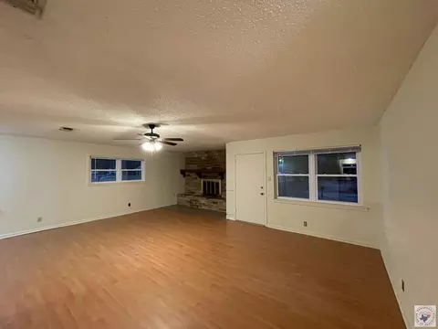 Living - 3323 Cherry Texarkana Ar 71854, Texarkana, AR 71854 photo 6 of 7