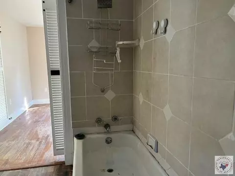 Bath - 520 E 19th Texarkana Ar 71854, Texarkana, AR 71854 photo 2 of 2