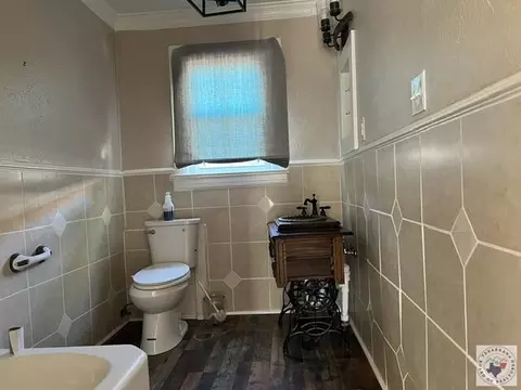 Bath - 520 E 19th Texarkana Ar 71854, Texarkana, AR 71854 photo 1 of 2