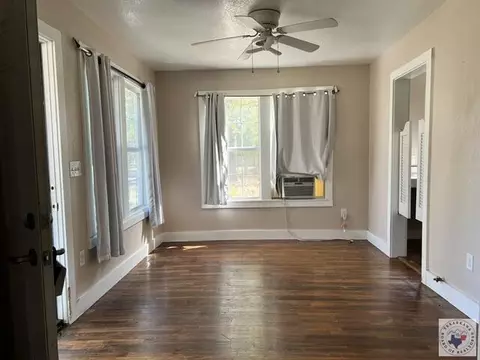 Living - 520 E 19th Texarkana Ar 71854, Texarkana, AR 71854 photo 1 of 4