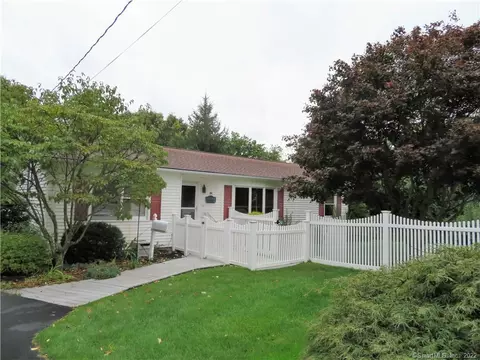 24 Clark St, Niantic, CT 06357 photo 1