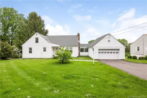 4 Circle Dr E, Danbury, CT 06811 photo 1