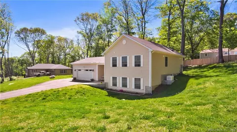 4 Hilltop Dr, Ledyard, CT 06339 photo 1