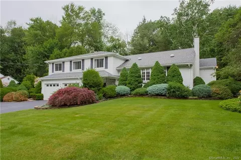 8 Pheasant Ln, Bloomfield, CT 06002 photo 1