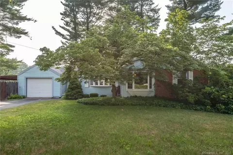 4 Chestnut Dr, Windsor, CT 06095 photo 1