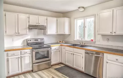 9 Renee Ln, Enfield, CT 06082 photo 1