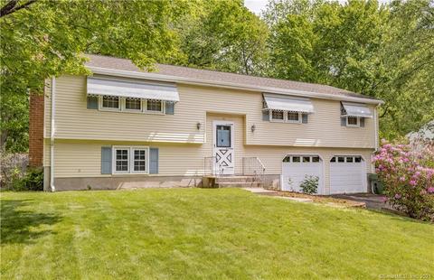 10 Mohawk Cir, Windsor, CT 06095 photo 1