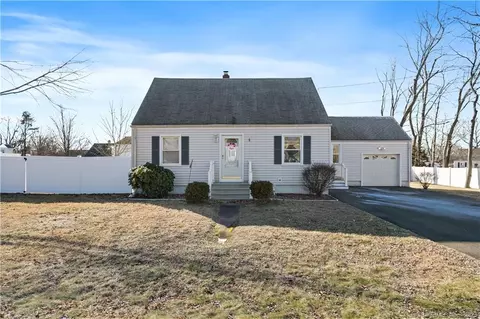 2 Beverly Dr, North Haven, CT 06473 photo 1