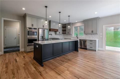 17 Pumpkin Grv, East Lyme, CT 06333