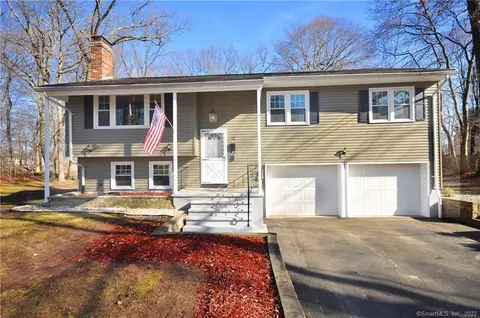 32 Stone Dr, Windsor Locks, CT 06096 photo 1